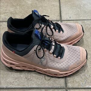 Women’s On Clouds size 8-light pink and black